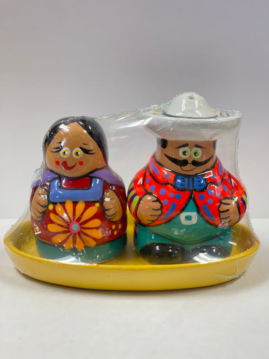 EM Pareja Campesina - Set de Salero y Pimentero de Barro Esmaltado con Base